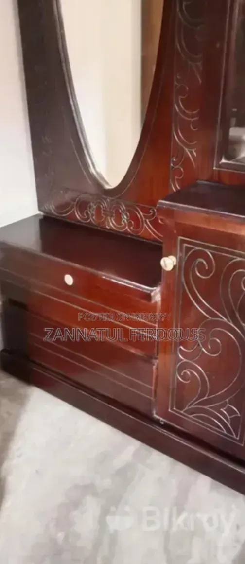 ড্রেসিং টেবিল