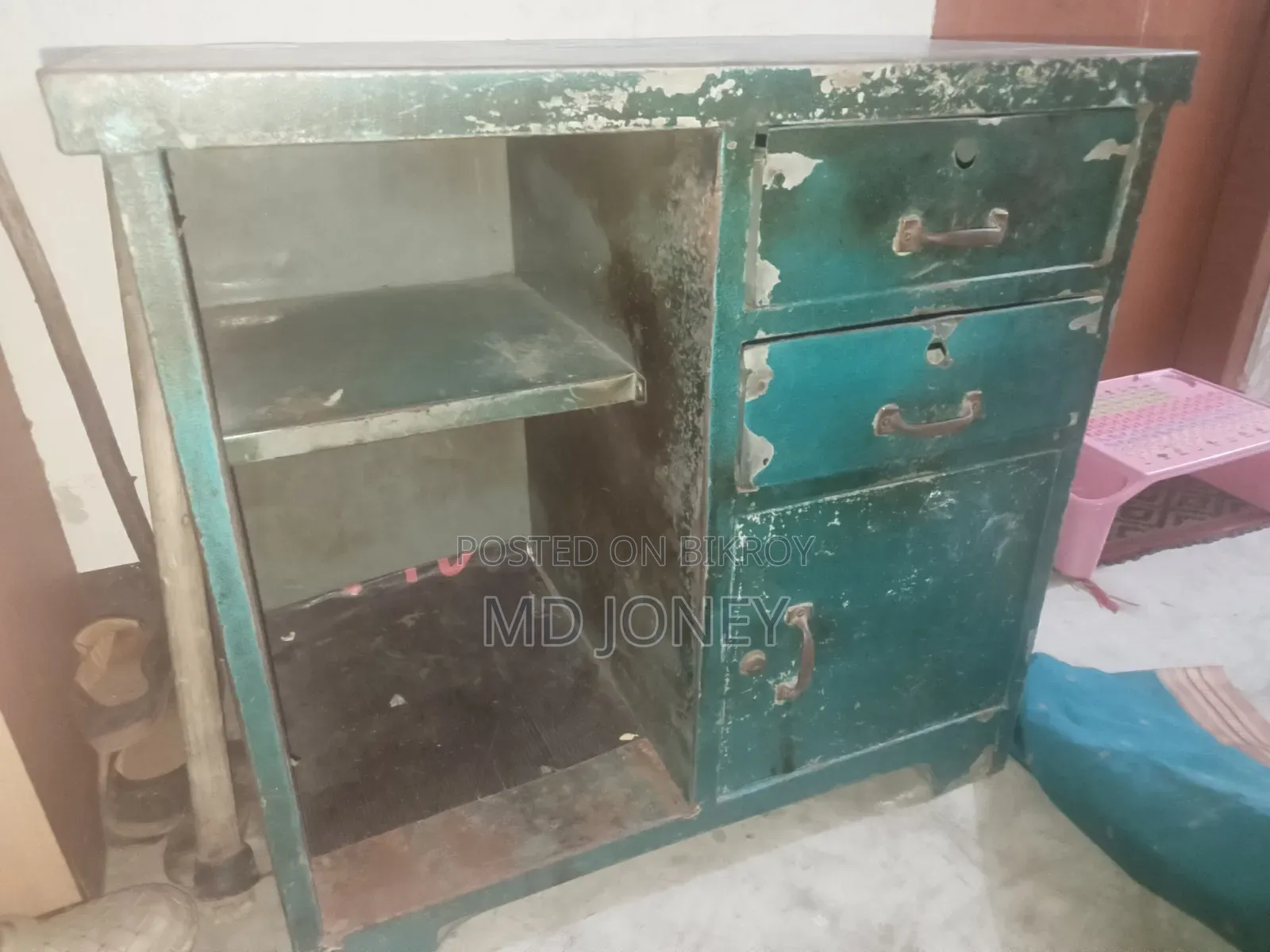 ক্যাশ টেবিল স্টিলের। তালাগুলো নষ্ট নতুন লাগিয়ে দিবো।ওজন ৪০কেজির বেশি