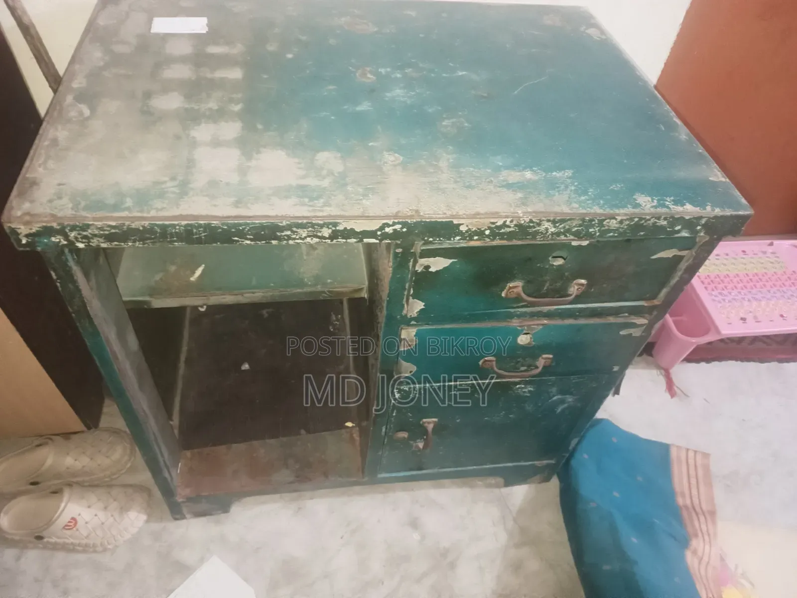 ক্যাশ টেবিল স্টিলের। তালাগুলো নষ্ট নতুন লাগিয়ে দিবো।ওজন ৪০কেজির বেশি
