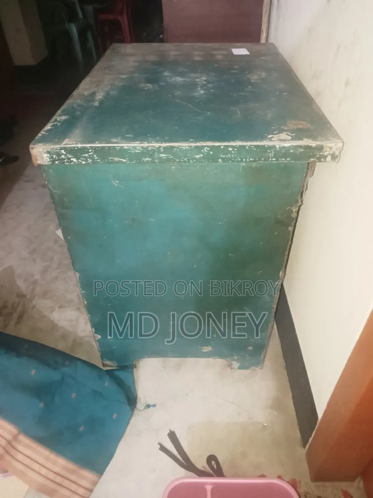 ক্যাশ টেবিল স্টিলের। তালাগুলো নষ্ট নতুন লাগিয়ে দিবো।ওজন ৪০কেজির বেশি