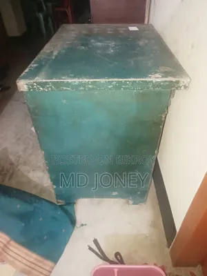 ক্যাশ টেবিল স্টিলের। তালাগুলো নষ্ট নতুন লাগিয়ে দিবো।ওজন ৪০কেজির বেশি