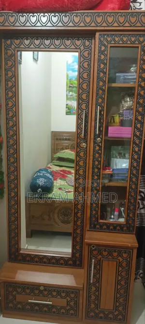 একটি ডেসিং টেবিল বিক্রি করবো