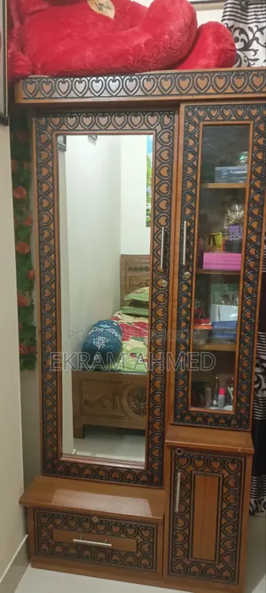 একটি ডেসিং টেবিল বিক্রি করবো