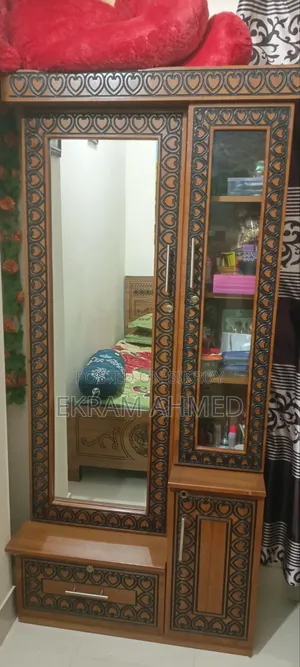 একটি ডেসিং টেবিল বিক্রি করবো