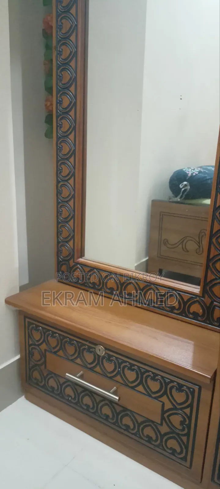 একটি ডেসিং টেবিল বিক্রি করবো