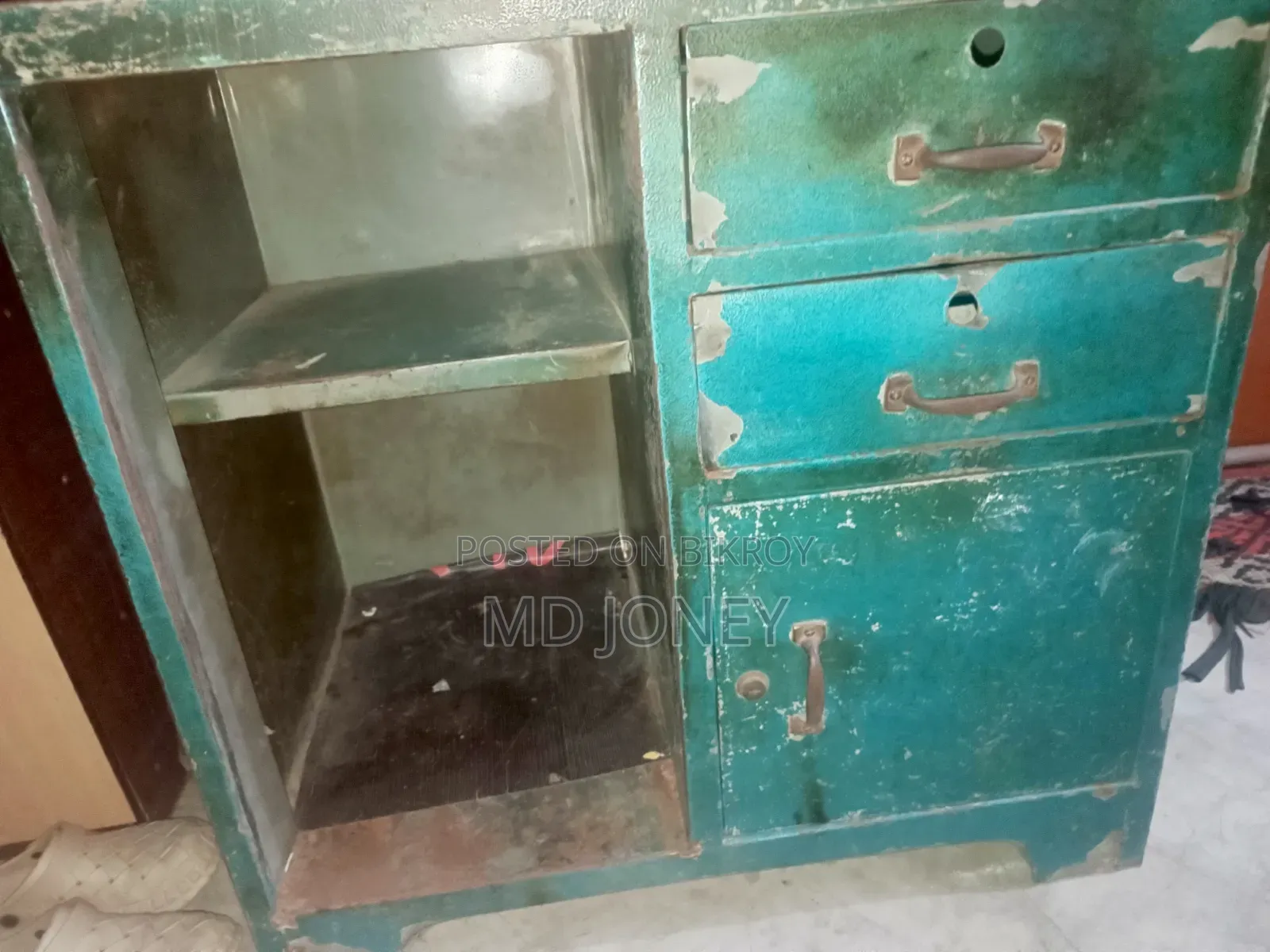 ক্যাশ টেবিল স্টিলের। তালাগুলো নষ্ট নতুন লাগিয়ে দিবো।ওজন ৪০কেজির বেশি