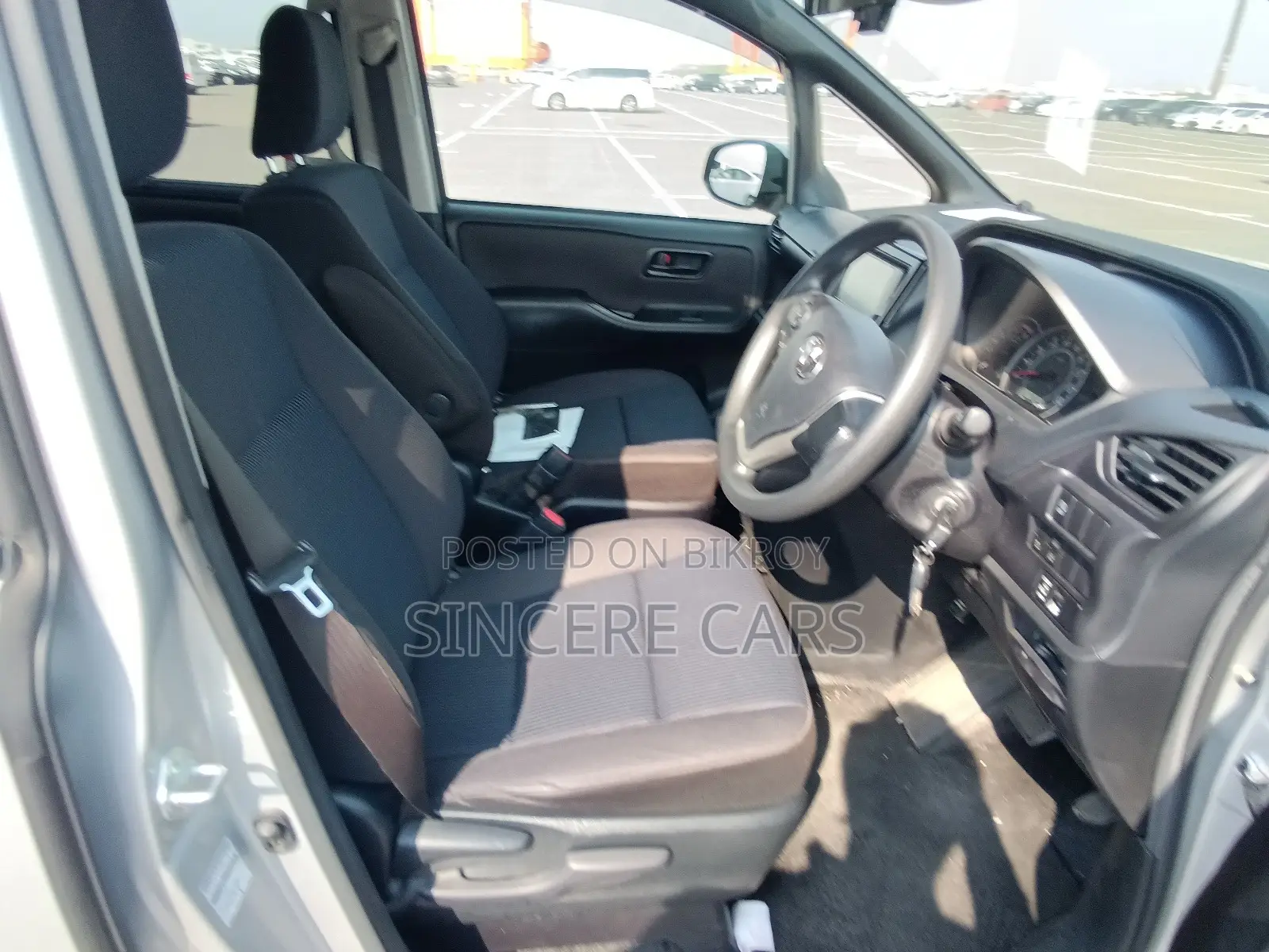 Toyota Noah 2021 Silver