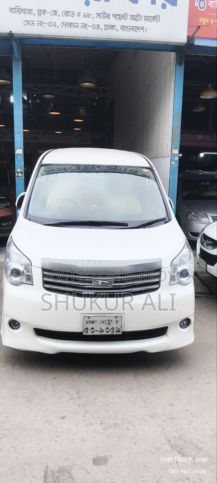 Toyota Noah 2.0 143hp AWD (7 Seater) 2011 Pearl