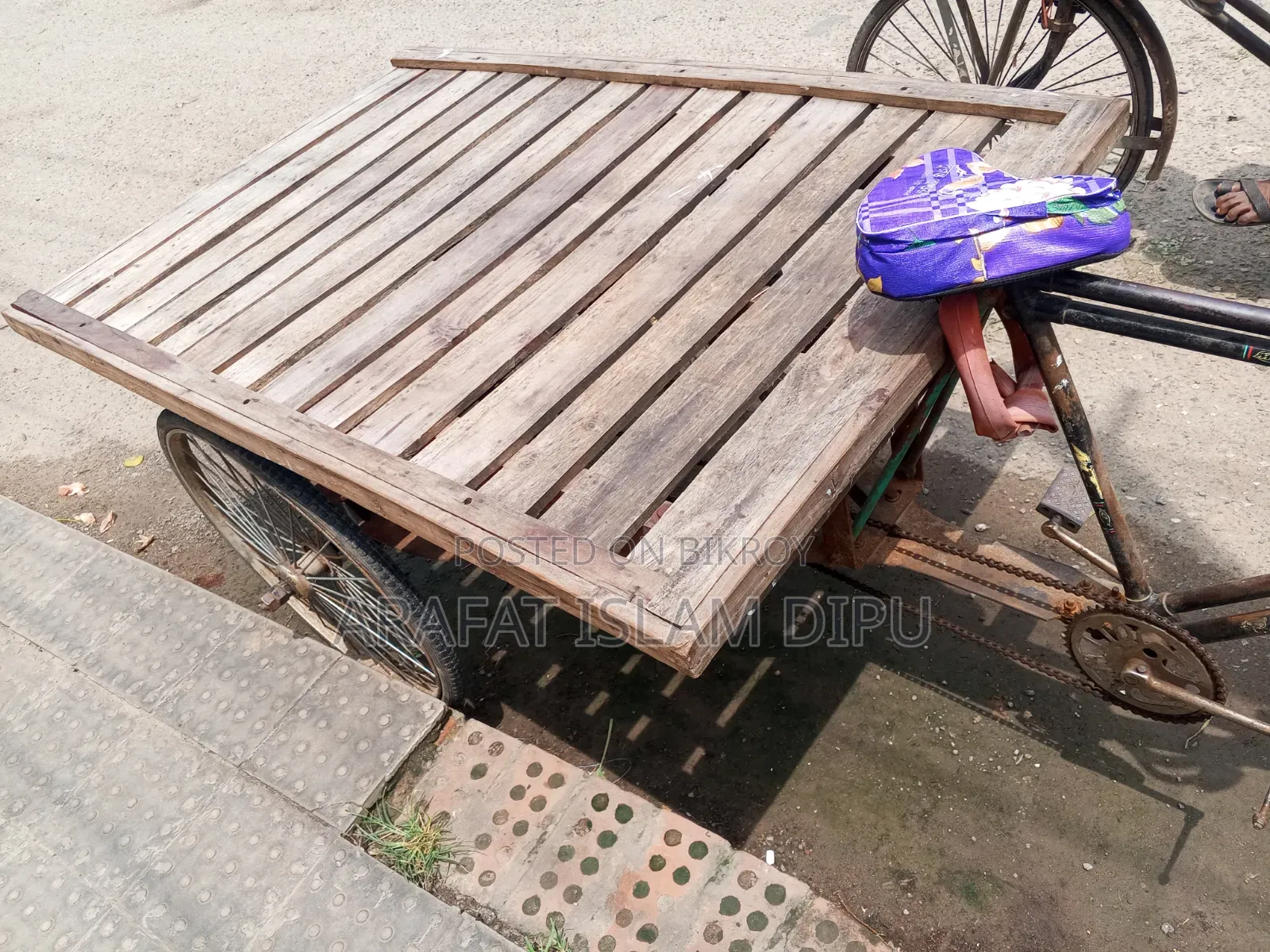 ভ্যান গাড়িটি দ্রুত বিক্রি হবে।