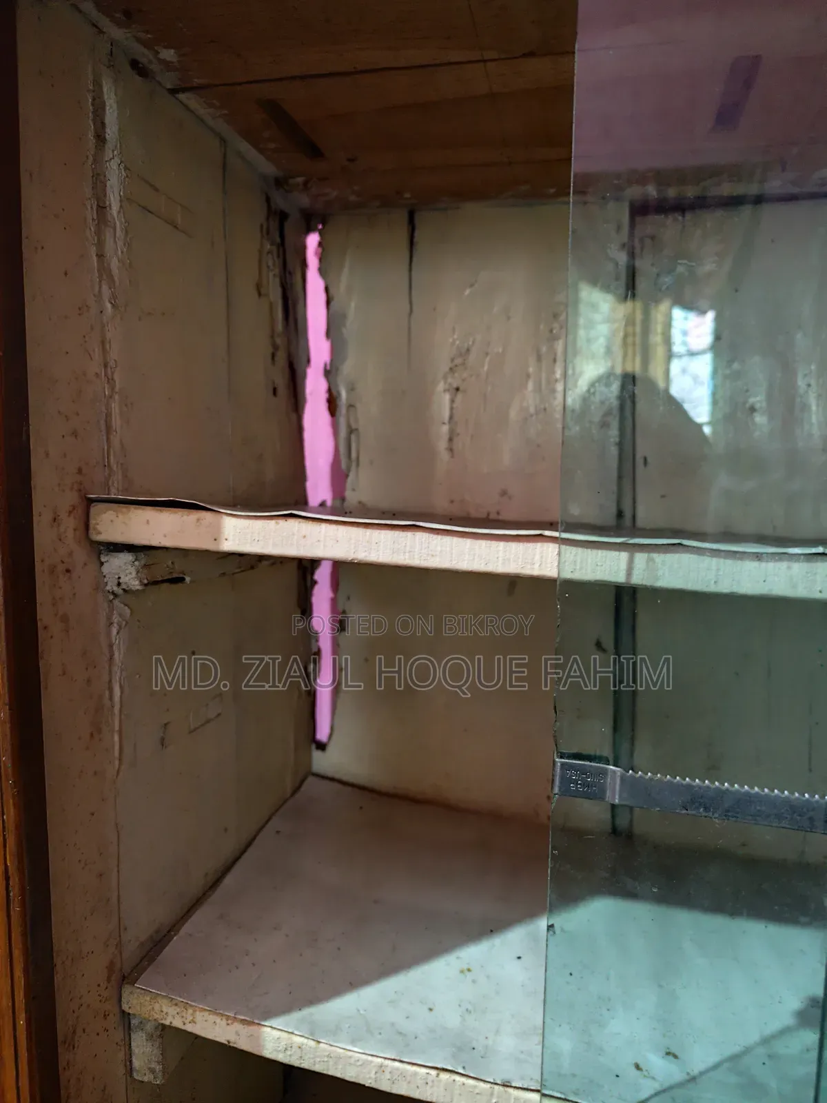সেগুন কাঠের শোকেস বিক্রি করা হবে