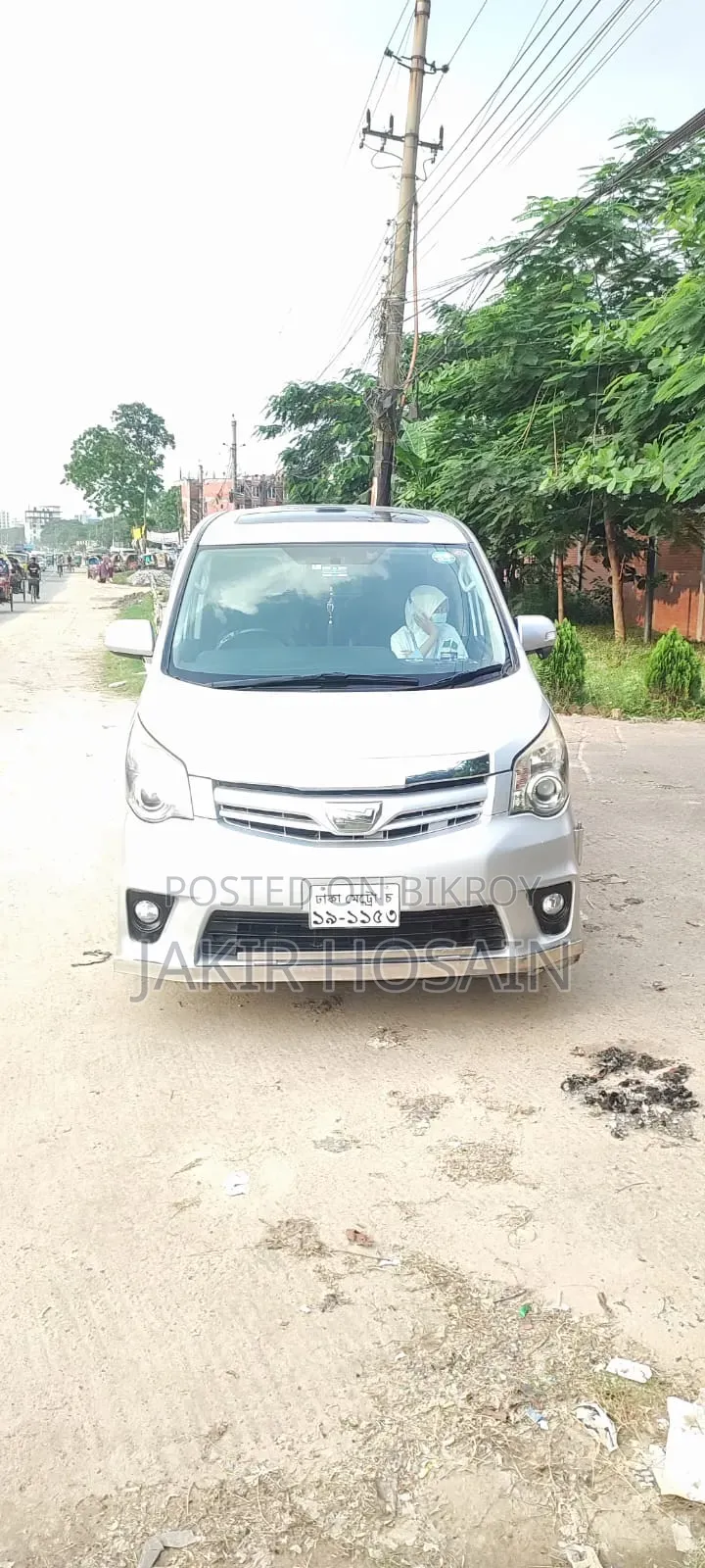 Toyota Noah 2.0 158hp FWD (৭ আসনের) ২০১১ সিলভার