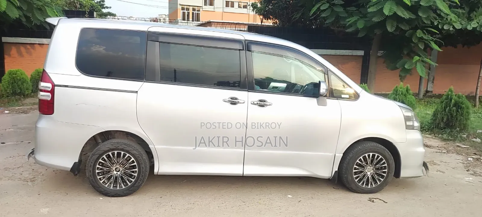 Toyota Noah 2.0 158hp FWD (৭ আসনের) ২০১১ সিলভার