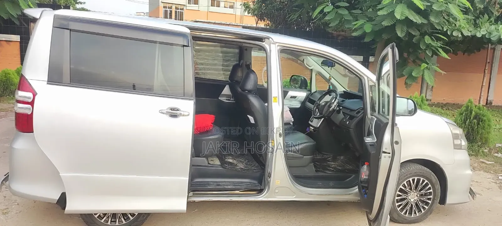 Toyota Noah 2.0 158hp FWD (৭ আসনের) ২০১১ সিলভার