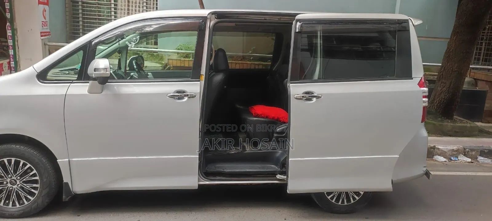 Toyota Noah 2.0 158hp FWD (৭ আসনের) ২০১১ সিলভার