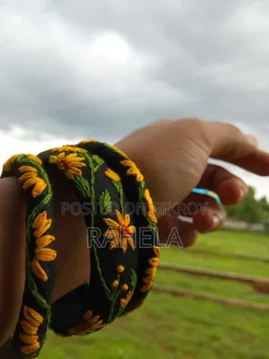 ​"লাল রঙের হাতে তৈরি চুড়িতে বসন্তের ছোঁয়া - Orna Belle"