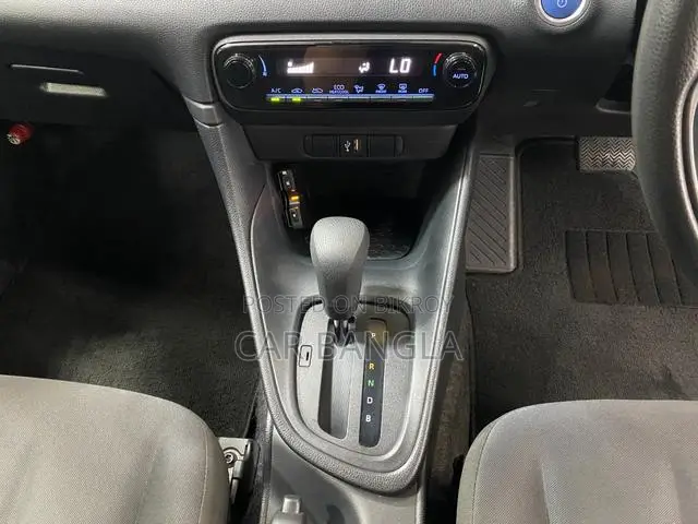Toyota Yaris 2021 Brown
