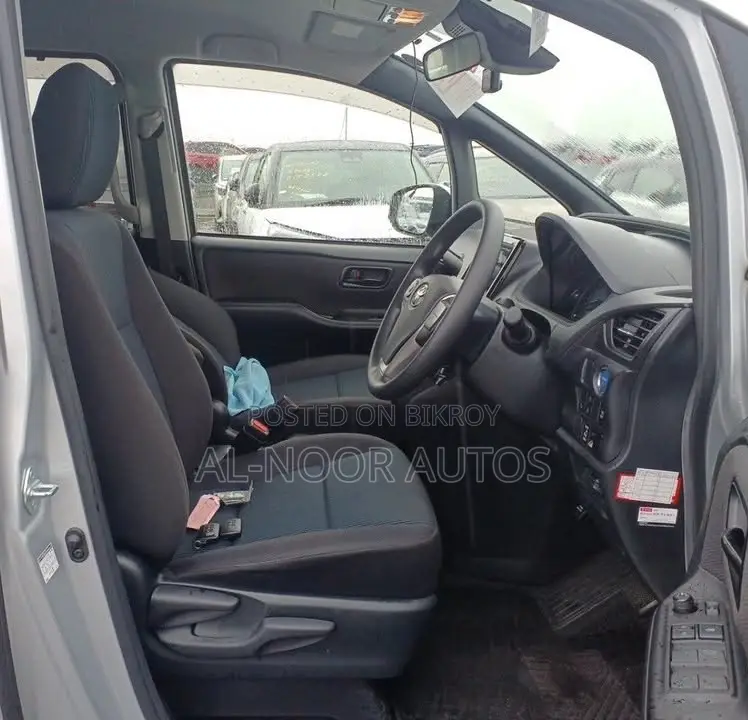 Toyota Noah 1.8 FWD Hybrid (7 seater) 2021 Silver