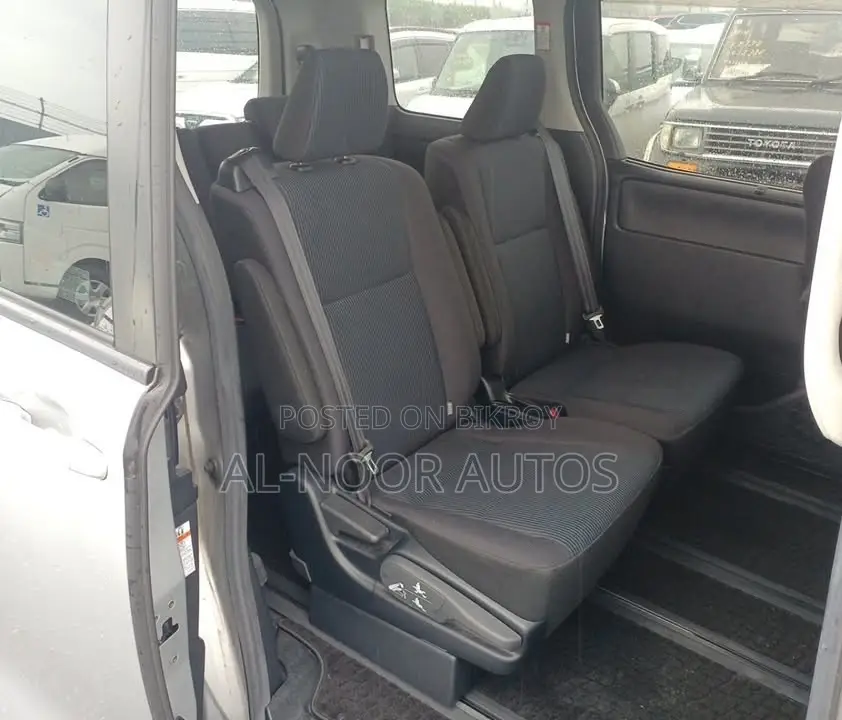Toyota Noah 1.8 FWD Hybrid (7 seater) 2021 Silver