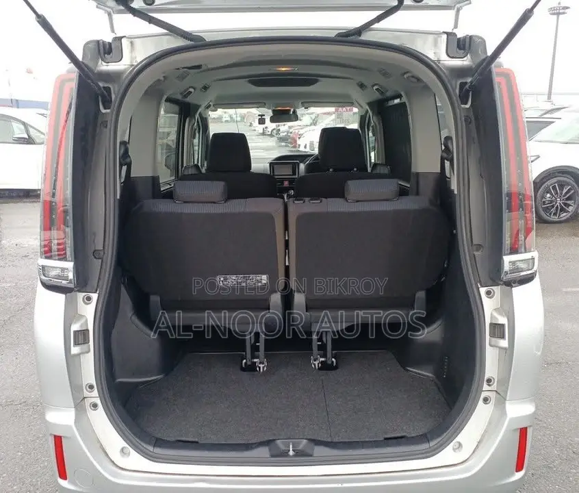 Toyota Noah 1.8 FWD Hybrid (7 seater) 2021 Silver