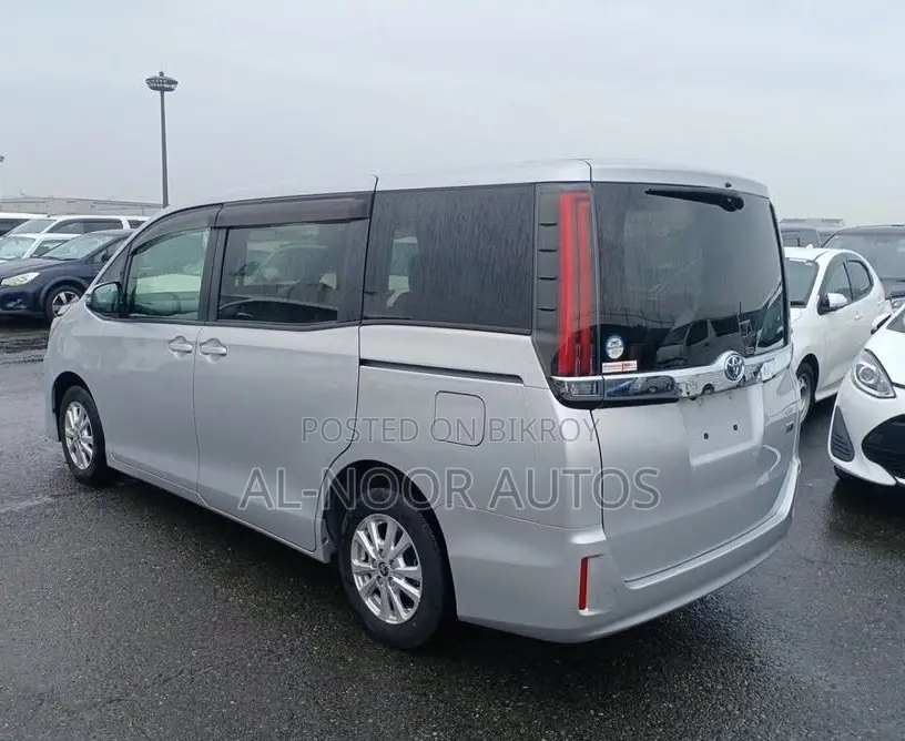 Toyota Noah 1.8 FWD Hybrid (7 seater) 2021 Silver