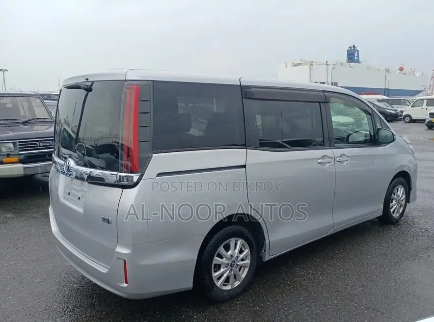 Toyota Noah 1.8 FWD Hybrid (7 seater) 2021 Silver