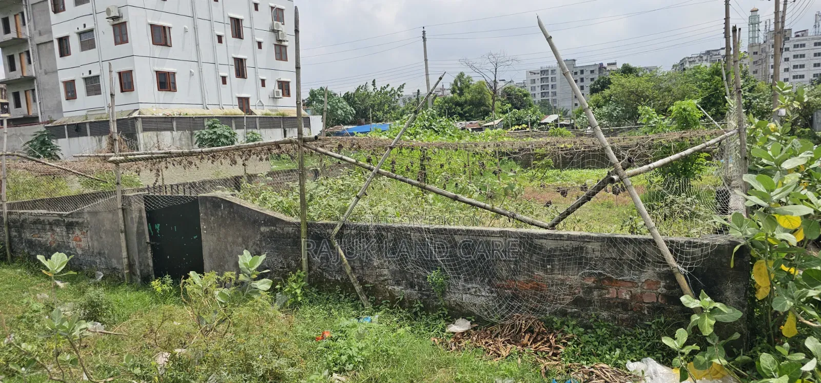 সেক্টর ১৭/ বি রোড ১/ বি প্লট # উত্তর পশ্চিম  কর্নার