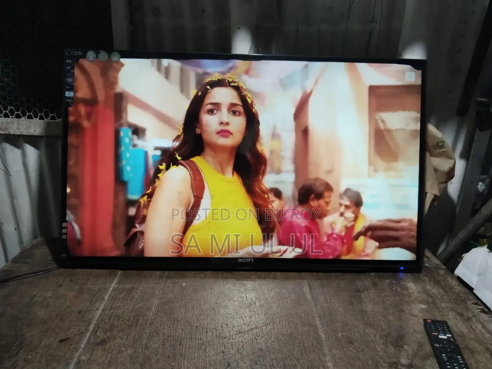 টিভিটি বিক্রি করা হবে ৪৩ইঞ্চি ডিসপ্লের নিচে একটু গ্রীন লাইন আছে