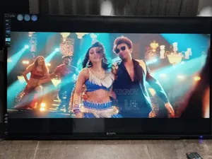 টিভিটি বিক্রি করা হবে ৪৩ইঞ্চি ডিসপ্লের নিচে একটু গ্রীন লাইন আছে