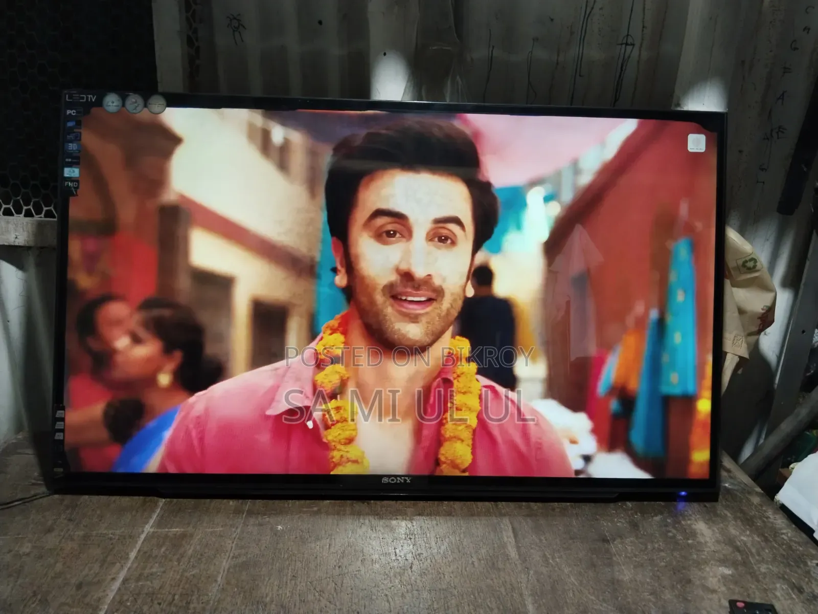 টিভিটি বিক্রি করা হবে ৪৩ইঞ্চি ডিসপ্লের নিচে একটু গ্রীন লাইন আছে