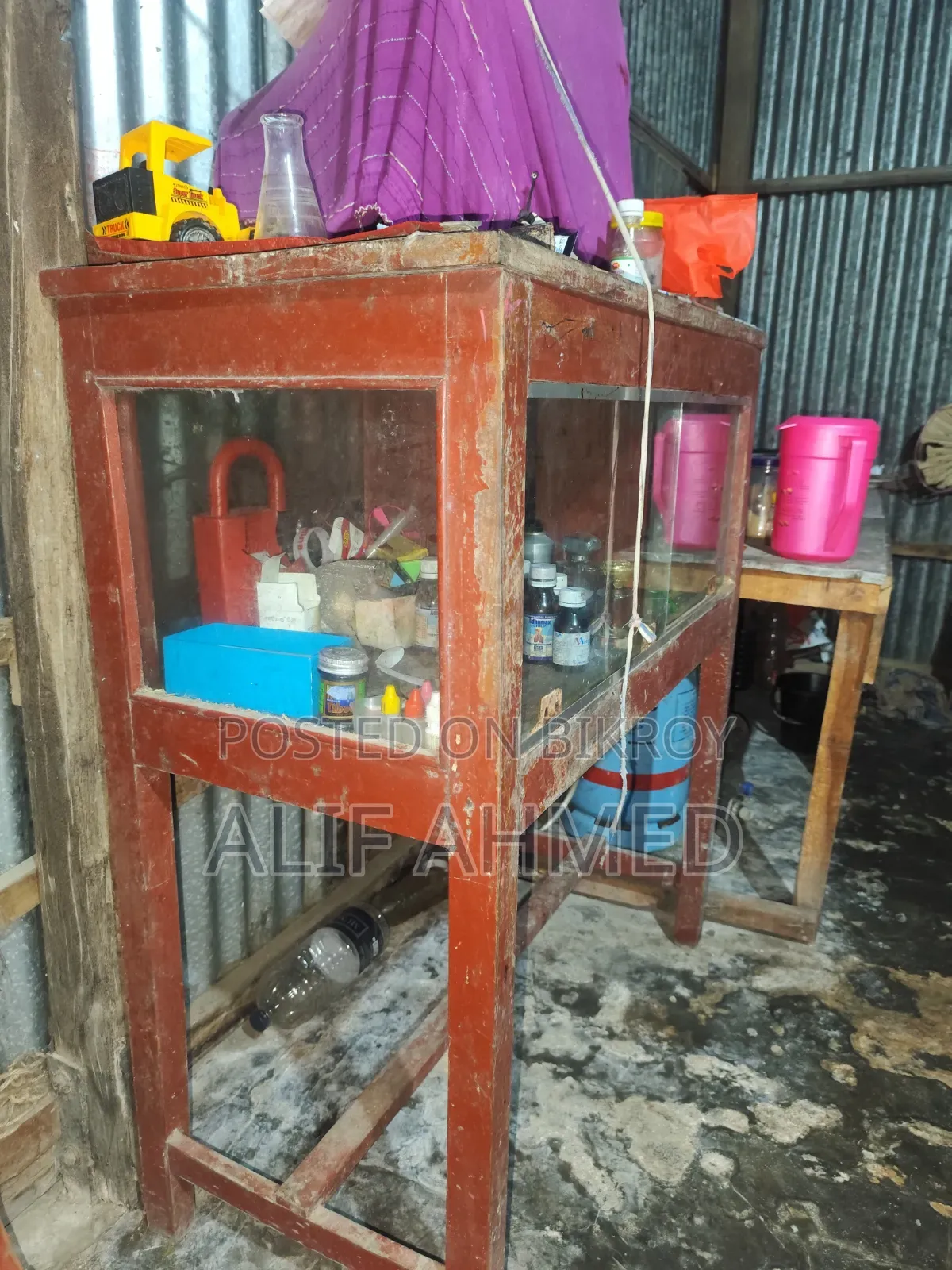 সিঙ্গারা ও পুরি রাখার টেবিল