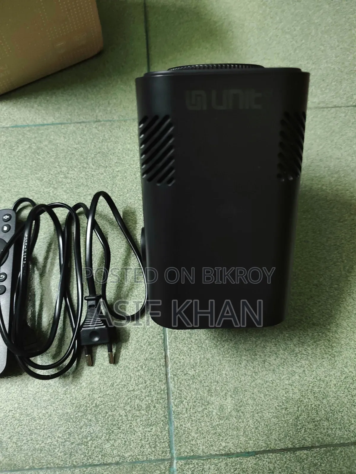 UNIT HY320 Mini Projector