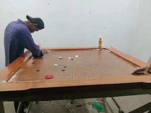 স্ট্যান্ড সহ ক্যারমবোর্ড বিডি