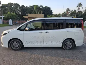 Toyota Esquire 1.8 FWD Hybrid (7 seater) 2017 Pearl