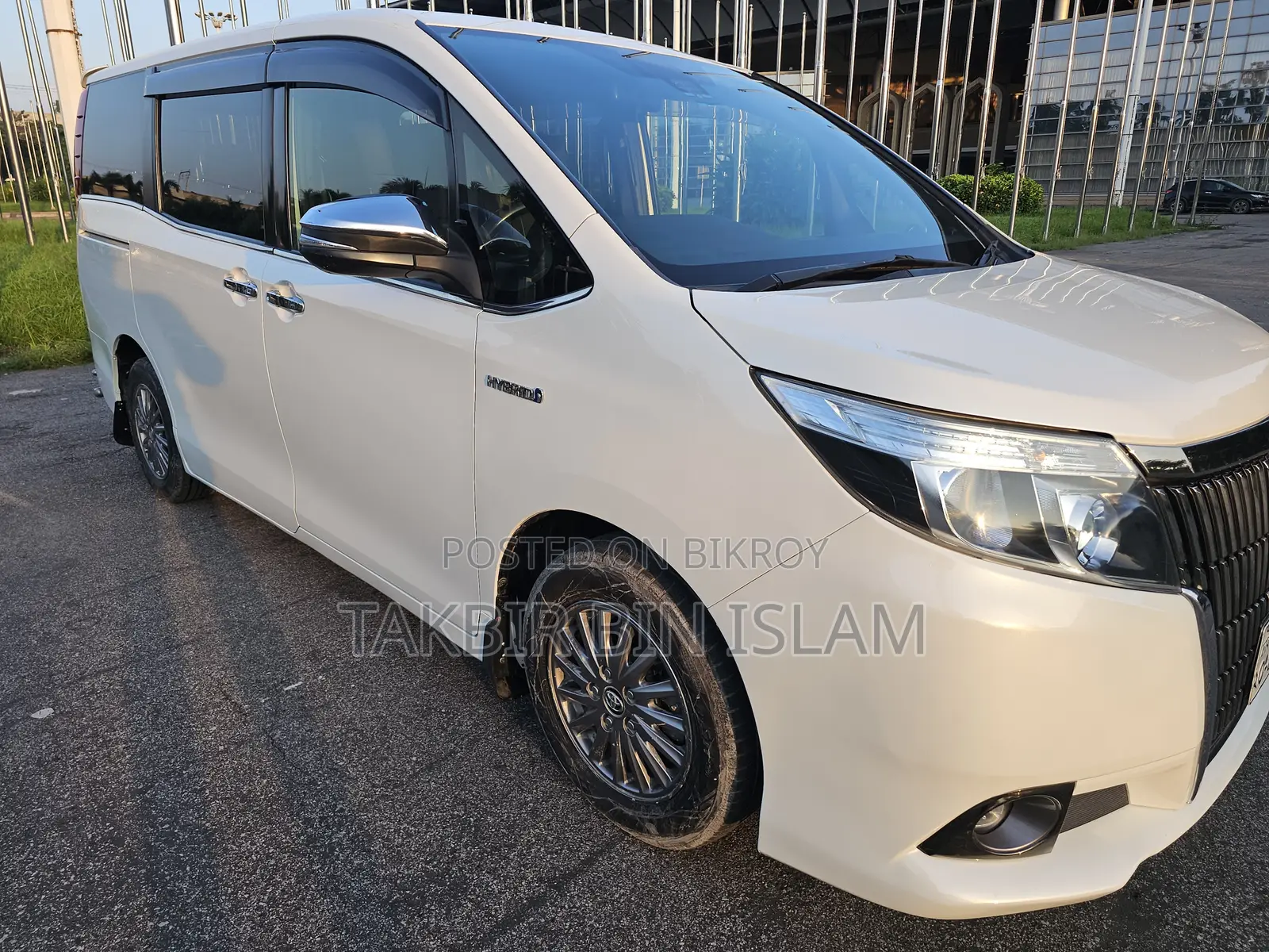 Toyota Esquire 1.8 FWD Hybrid (7 seater) 2017 Pearl