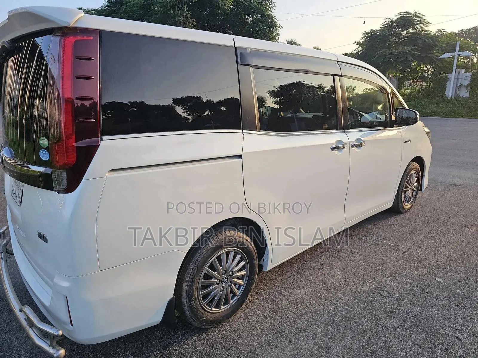 Toyota Esquire 1.8 FWD Hybrid (7 seater) 2017 Pearl