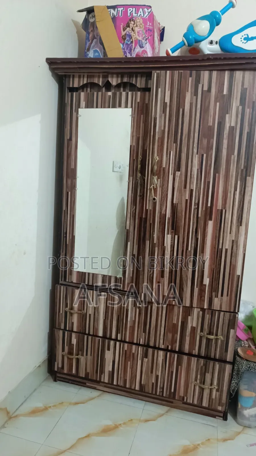অপ্রয়োজনীয় আসবাবপত্র
