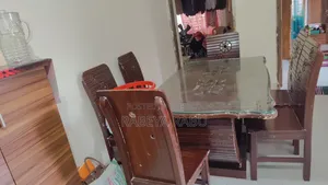 ডাইনিং টেবিল