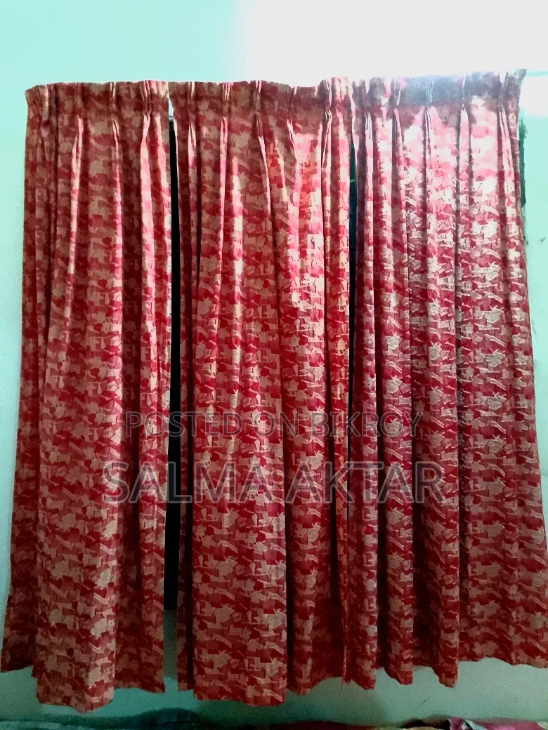 Red Colour Contrasted Curtains