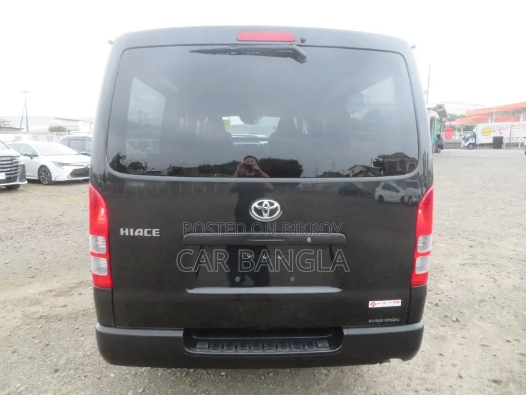 Toyota HiAce 2021 Black