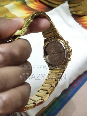 দুবাই থেকে আনা একটি ঘড়ি বিক্রি হবে