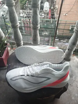 প্রিমিয়াম স্পোর্টস স্নিকার্স