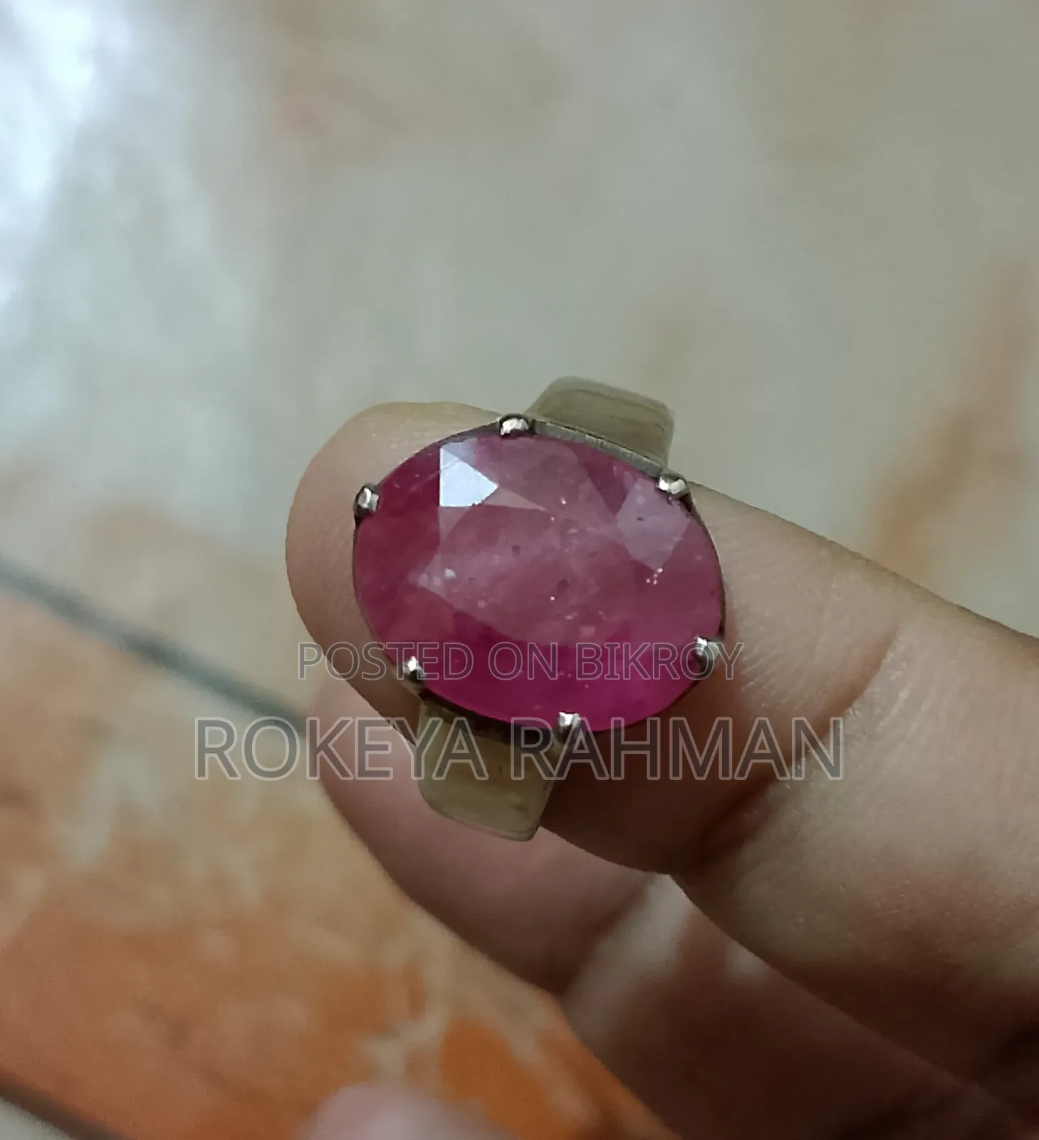 রুবি পাথরের আংটি।