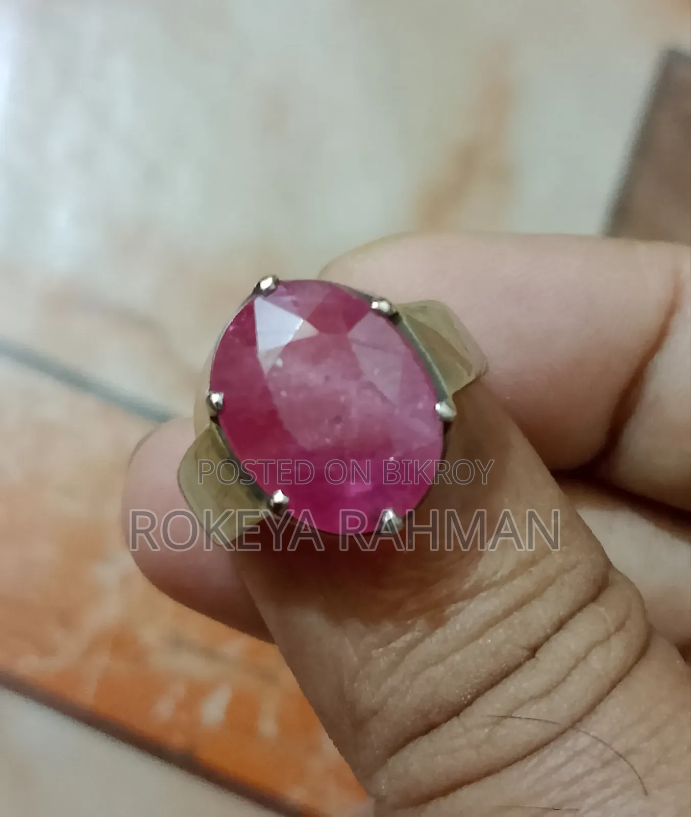 রুবি পাথরের আংটি।