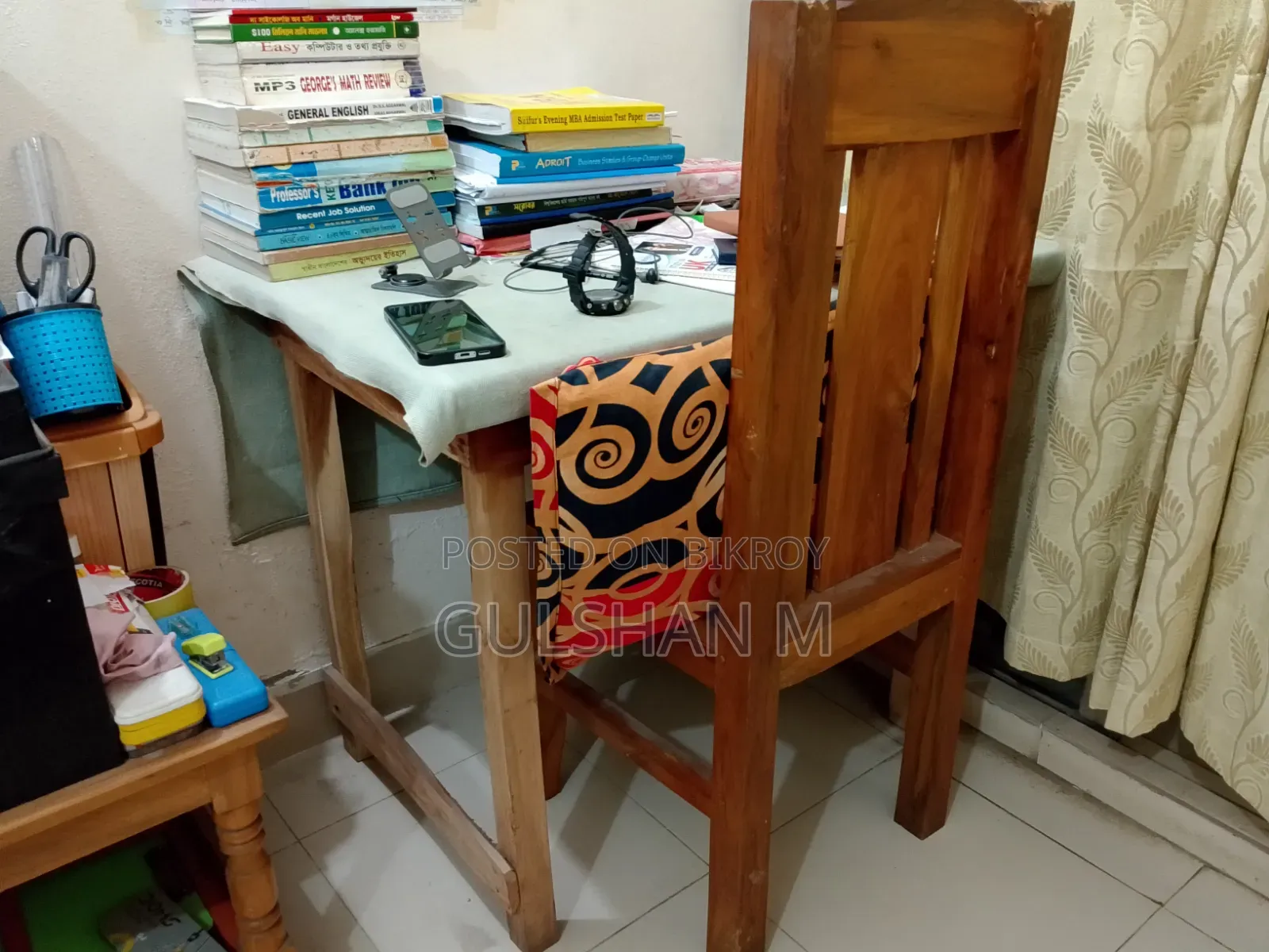 কাঠের পড়ার টেবিল