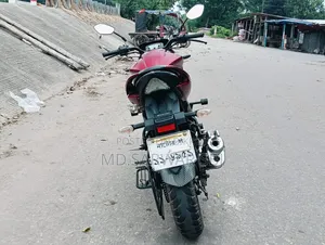 সুজুকি জিক্সার ২০২২ লাল
