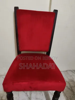 আকর্ষণীয় লাল ভেলভেট কাপড়ের মজবুত কাঠের চেয়ার (ব্যবহৃত)