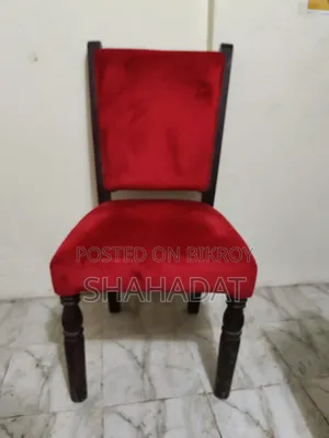 আকর্ষণীয় লাল ভেলভেট কাপড়ের মজবুত কাঠের চেয়ার (ব্যবহৃত)