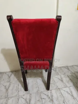 আকর্ষণীয় লাল ভেলভেট কাপড়ের মজবুত কাঠের চেয়ার (ব্যবহৃত)