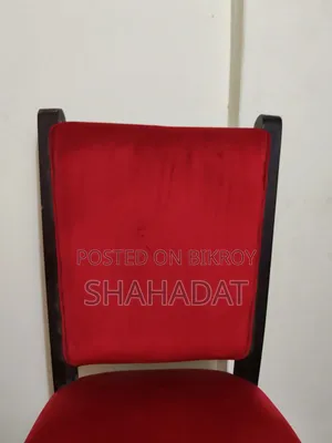 আকর্ষণীয় লাল ভেলভেট কাপড়ের মজবুত কাঠের চেয়ার (ব্যবহৃত)