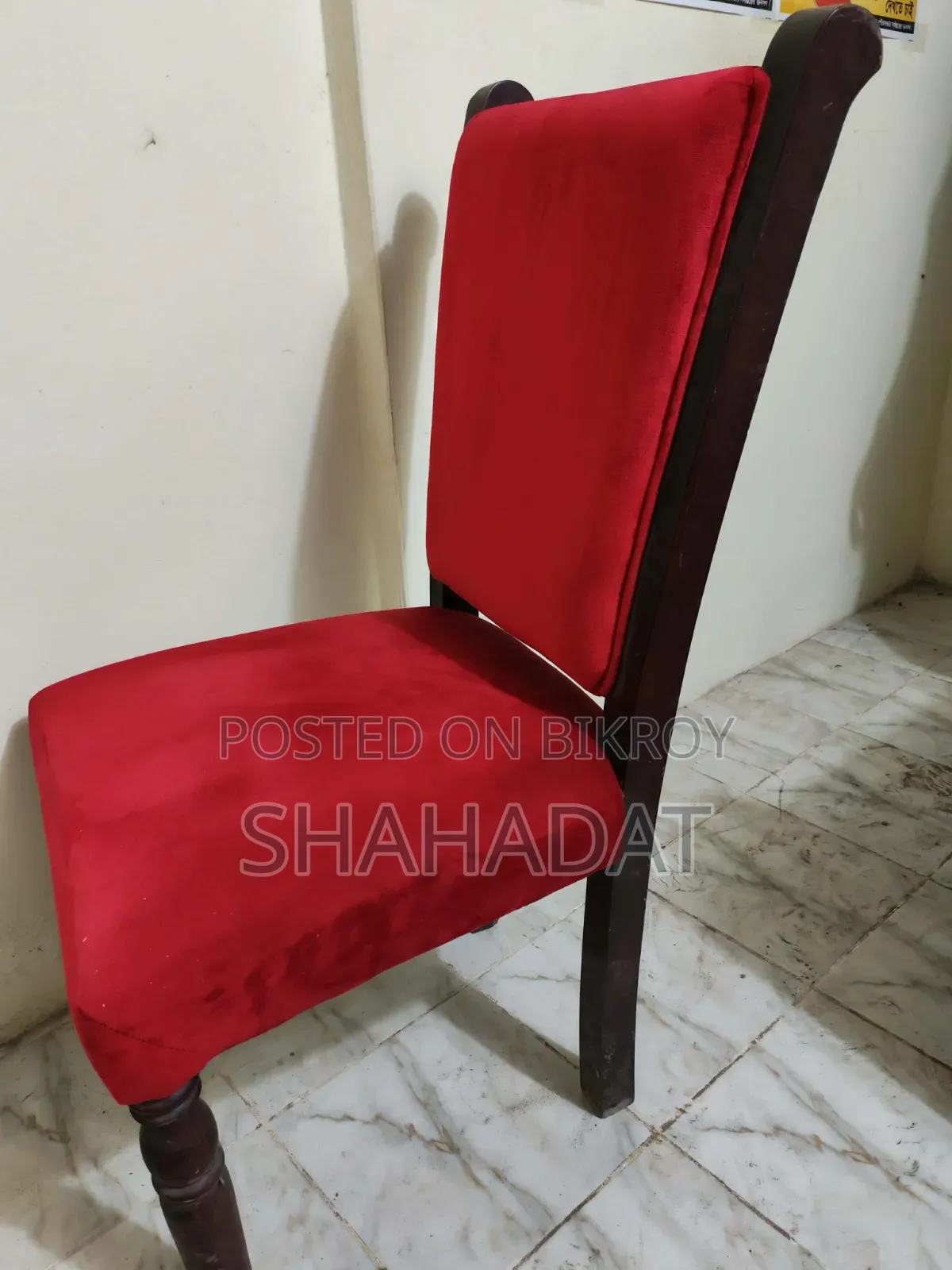 আকর্ষণীয় লাল ভেলভেট কাপড়ের মজবুত কাঠের চেয়ার (ব্যবহৃত)